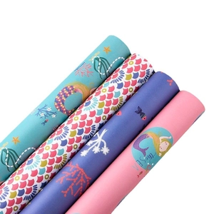 Lot de quatre rouleaux de papier cadeau motif sirène aux couleurs pastel sur fond blanc