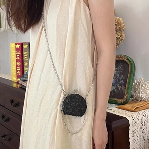 Schwarze Pailletten Mini Umhängetasche mit silberner Kette für Damen und Mädchen.