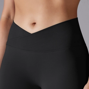 Dettaglio ravvicinato della fascia a V incrociata sui leggings da yoga neri a coste