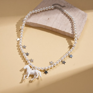 Détail du collier de perles fantaisie avec étoiles argentées et pendentif cheval nacré