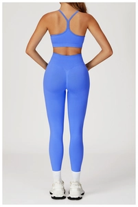Vue arrière de l'ensemble de yoga bleu électrique avec brassière et legging taille haute
