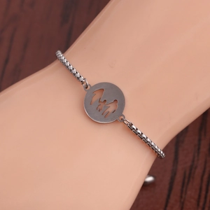 Detailansicht des silbernen Edelstahl-Armbands mit Familien-Silhouette und Perlenkette