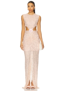 Détail de robe de soirée à paillettes roses montrant des découpes et fleur 3D