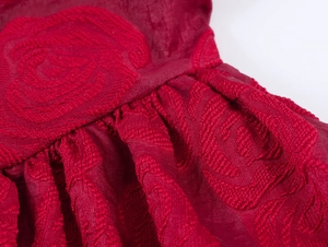 Gros plan sur le tissu jacquard rouge avec des motifs de roses et texture détaillée