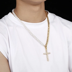 Détail du collier hip-hop à maillons cubains avec perles et pendentif croix en zircone