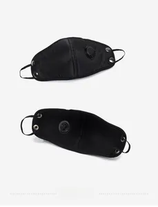 Vue détaillée du masque de bonnet thermique noir doté d'une valve respiratoire active