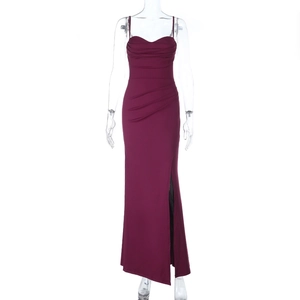 Vue détaillée de la robe bordeaux avec fente latérale haute et corsage à plis chic