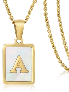 Détail d'un pendentif carré en nacre avec la lettre A dorée sur une chaîne élégante