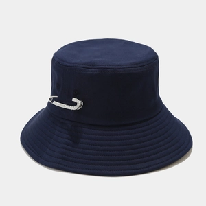 Dettaglio cappello alla pescara blu navy in twill di cotone con spilla di sicurezza strass