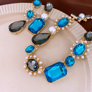 Boucles d'oreilles baroques vintage avec pierres bleues et fausses perles d'or