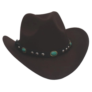 Détail du chapeau de cowboy marron foncé avec perles turquoise et rivets argentés sur bande