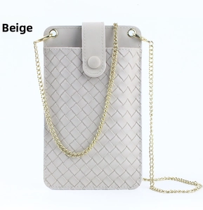 Détail du mini sac beige tressé avec chaîne dorée et texture à motif losanges en relief
