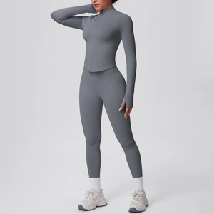 Dettaglio del set da yoga in maglia grigia con giacca a collo alto e leggings aderenti