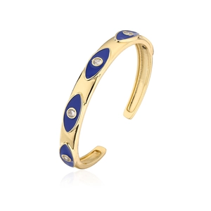 Detalle del brazalete dorado ojo turco con esmalte azul y piedras de circón