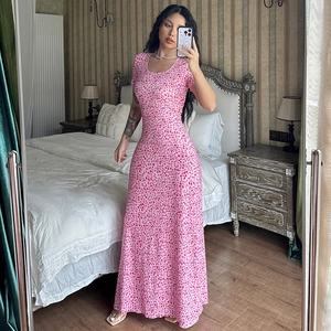 Nahaufnahme des plissierten rosa Blumenstoffs und des hohen Taillendesigns des Sommerkleids