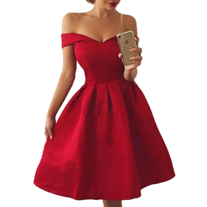 Elegante abito da cocktail in raso rosso con spalle scoperte, scollo a V e gonna a ruota
