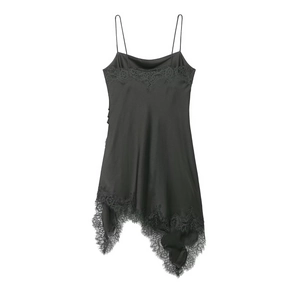 Robe nuisette élégante en satin noir avec dentelle et fines bretelles sur fond blanc