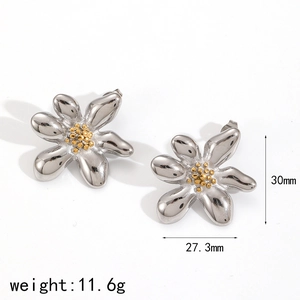 Irregular flower stud earrings in silver and gold steel with size and weight metrics