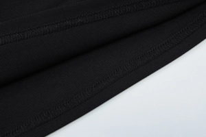 Gros plan détaillé des coutures de haute qualité et de la texture du tissu en maille noire