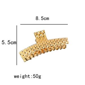 Haarklammer aus Goldmetall mit Rautenstruktur, Abmessungen 8,5 cm mal 5,5 cm