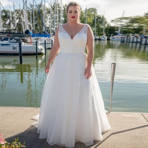 Elegant V Neck Wedding Dress Lace Appliques Sleeveless A-Line Tulle Bridal Gown Plus Size Women Ivory