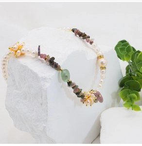 Macro di perle barocche d'acqua dolce con fiori rosa e pietre di tormalina naturale
