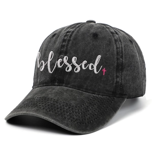 Detailansicht der weißen blessed-Stickerei und des rosa Kreuzes auf der gewaschenen Kappe