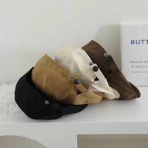 Détail de quatre casquettes rétro pour enfants avec boucles réglables en divers coloris