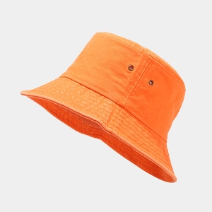 Détail d'un bob en coton orange montrant les œillets d'aération et les coutures du bord