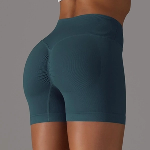 Dettaglio degli shorts yoga senza cuciture a vita alta con arricciatura push-up e vita a coste