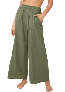 Détail d'un pantalon large vert armée en coton et lin avec taille haute élastique et poches
