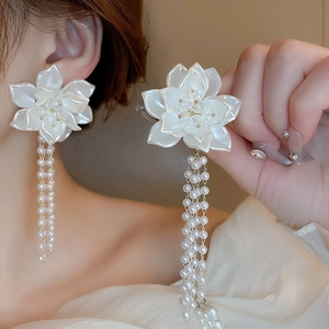 Orecchini a fiori con nappine di perle bianche e dettagli dorati dallo stile elegante