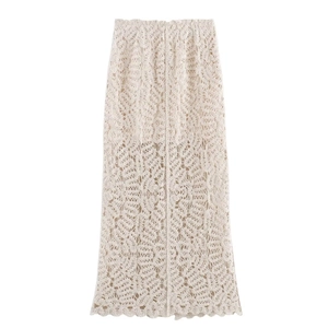 Vue détaillée de la texture de la dentelle au crochet et de l'ourlet festonné de la jupe beige