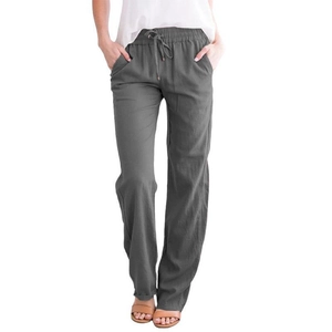 Détail du pantalon gris en coton et lin avec taille élastique à cordon et poches