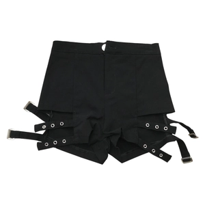 Dettaglio di pantaloncini neri a vita alta con fibbie laterali multi-cinghia e occhielli