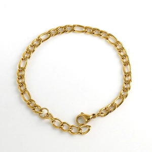 Vista dettagliata del bracciale a catena Figaro dorata con chiusura a moschettone sicura