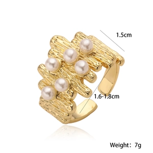 Detailed view of 18K gold plated irregular pearl ring with 1.5cm width and 7g weight