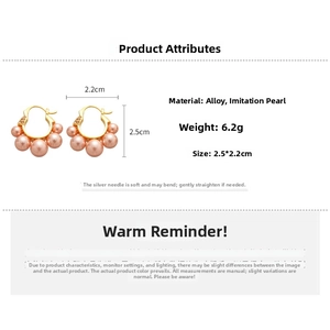 Vue détaillée des boucles d'oreilles perles roses avec dimensions et base dorée