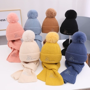 Kinder Winter Strickmütze und Schal Set mit süßer Bärenstickerei und Bommel