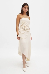 Détail de la fleur plissée en forme d'éventail 3D sur la taille d'une robe beige chic
