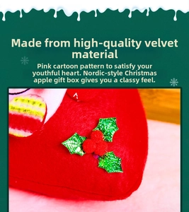Détail du sac cadeau de Noël en velours rouge avec feuilles à paillettes et baies peluche