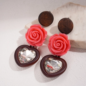 Boucles d'oreilles rétro fleurs en résine et cœurs marron avec cristaux sur fond pierre