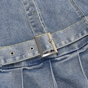 Detailansicht des Denim-Kleidgürtels mit silberner Metallschnalle und Metallösen