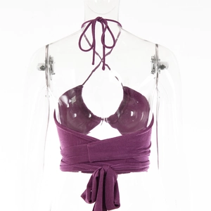 Vue détaillée d'un haut court dos nu violet avec longues attaches à la taille croisées