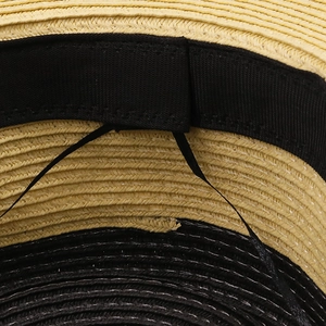 Détail du chapeau de paille avec bandeau de sudation noir et cordon de serrage réglable