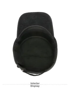 Détail de la casquette militaire en laine noire avec doublure intérieure et bandeau