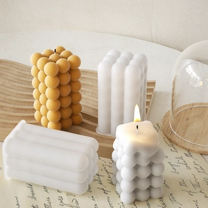 Candele artistiche a bolle e scanalate su vassoio in legno per decorazioni per la casa