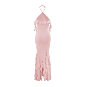 Vue arrière d'une robe rose dos nu avec ourlet à volants et design dos ouvert