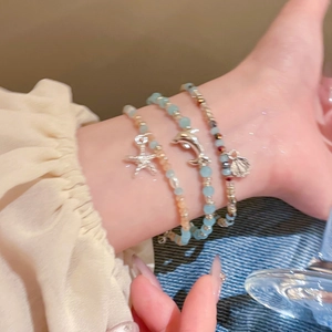 Detailansicht der Meeres-Armbänder mit Delfin-, Seestern- und Muschel-Anhängern