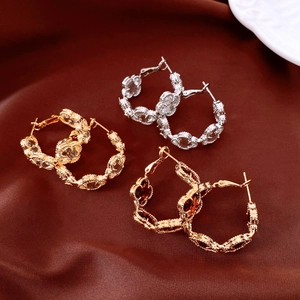 Détail des boucles d'oreilles fleurs vintage avec plaqué or 18 carats et pierres serties